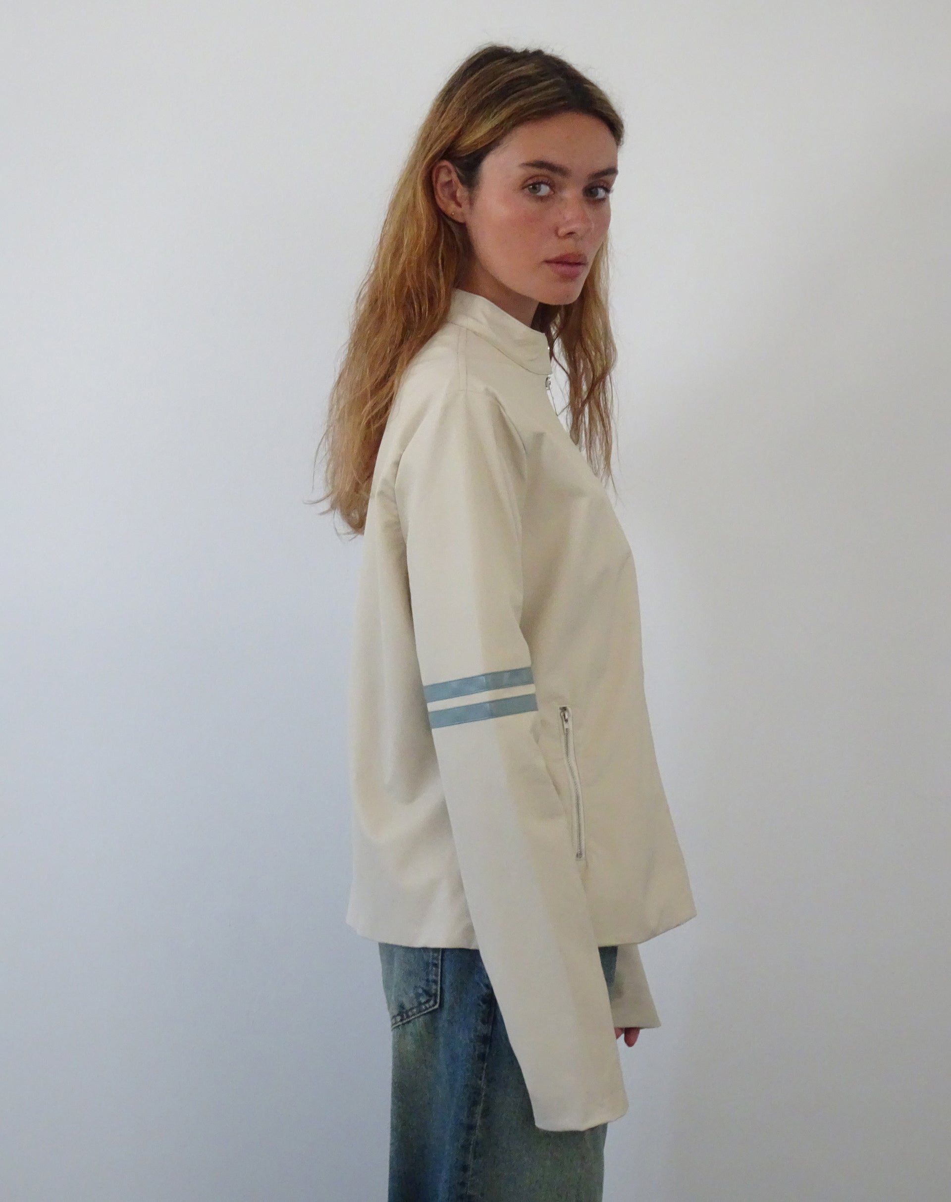 Image de la veste Lewis en PU crème à rayures bleues
