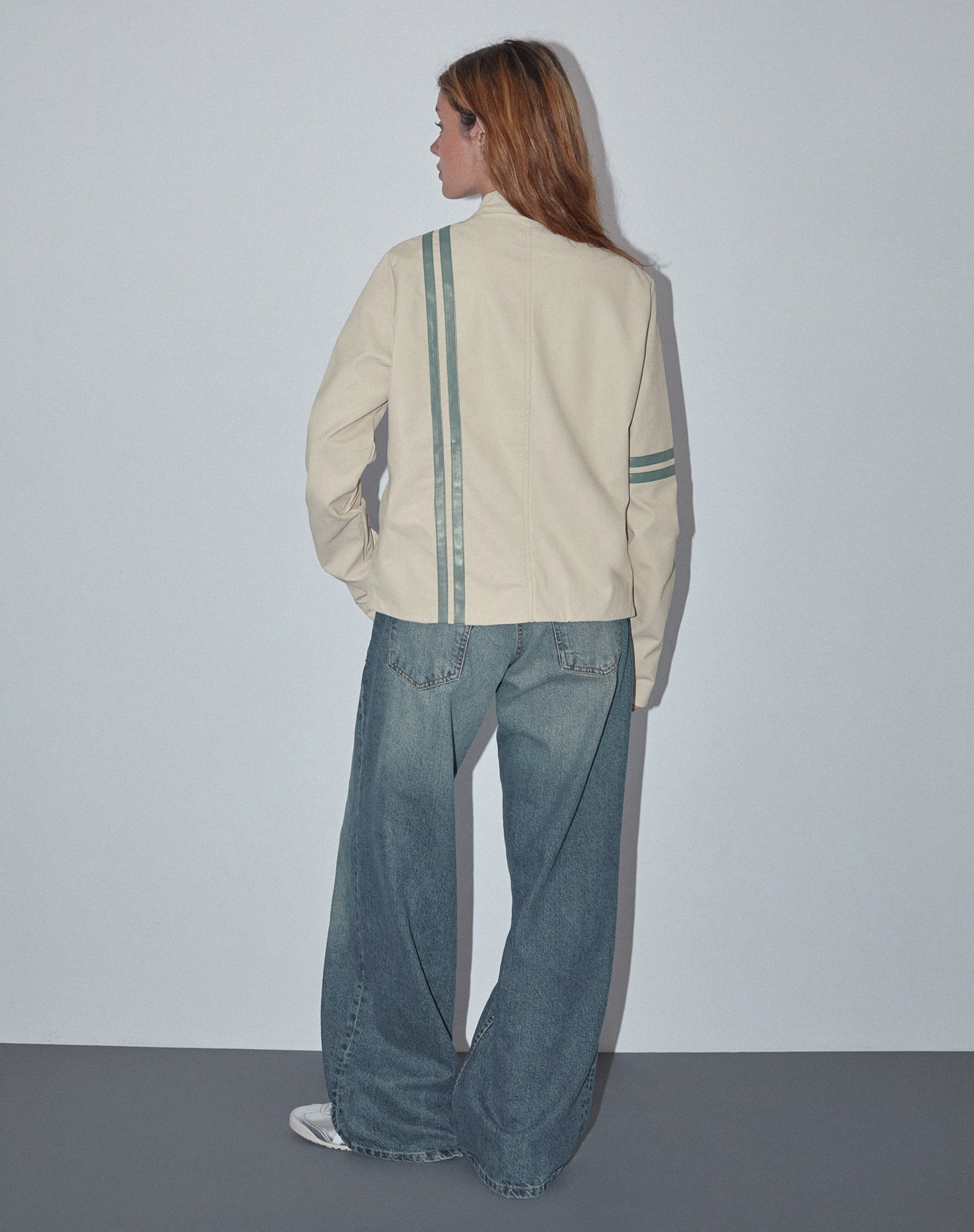 Image de la veste Lewis en PU crème à rayures bleues