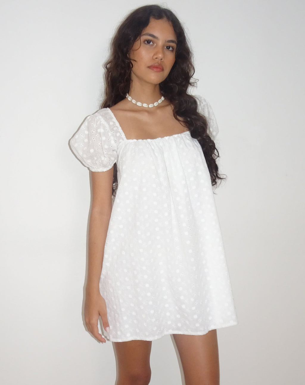 Mini robe brodée Leyona, blanche