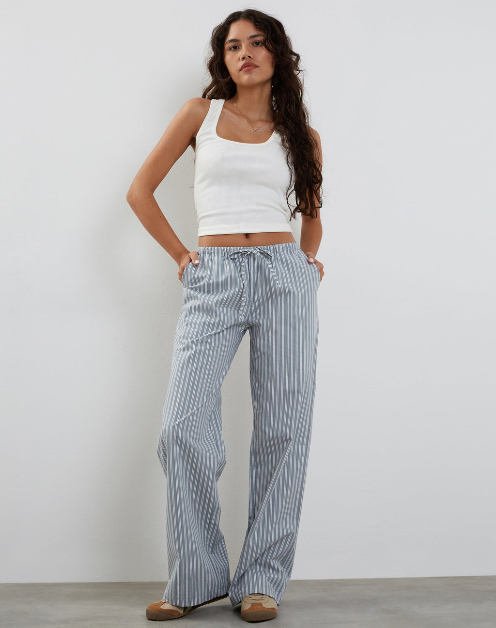 Pantalon à jambes larges Lirura, gris avec rayures blanches