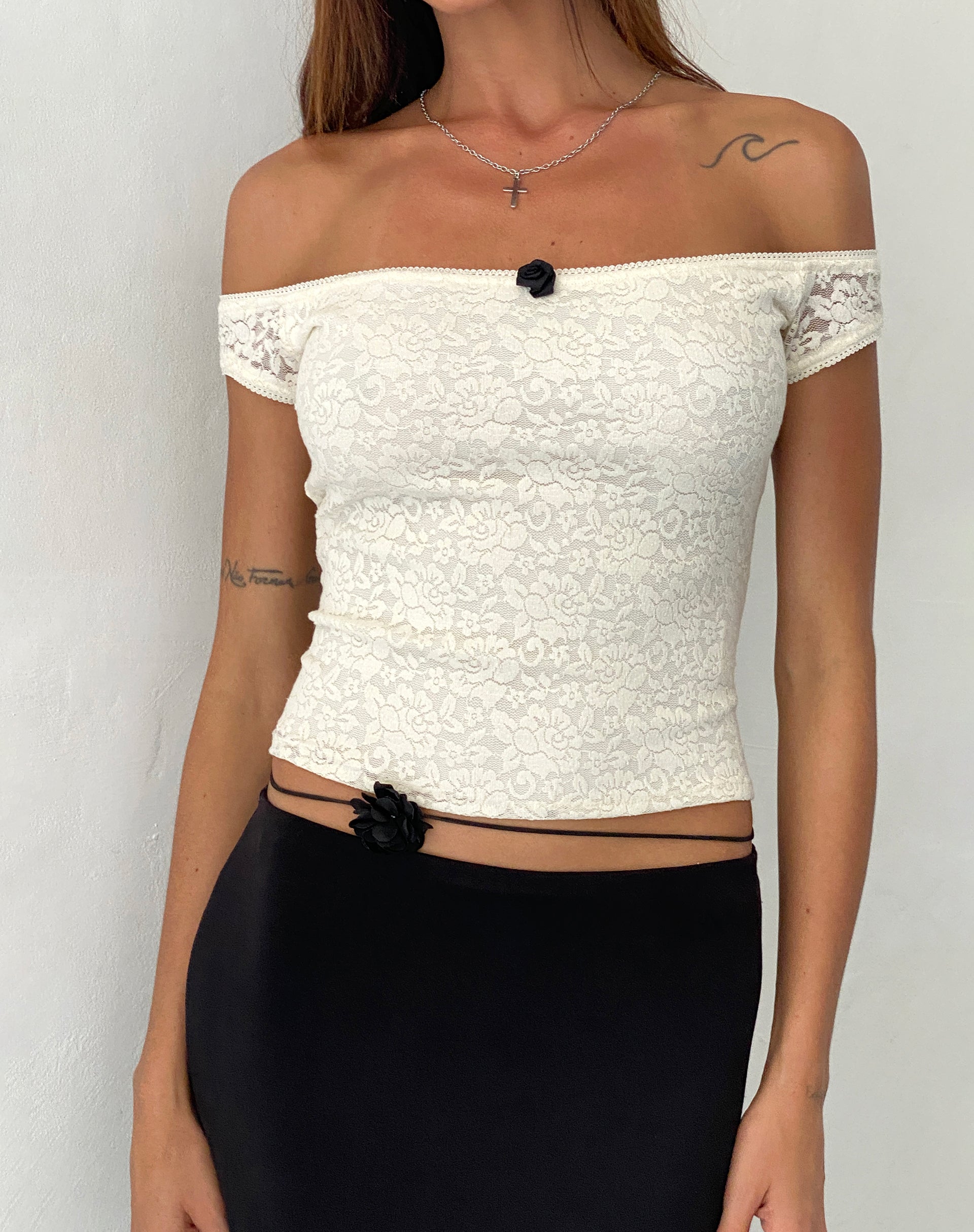 Image de Lonnie Bardot Top in Rose Lace Ivory