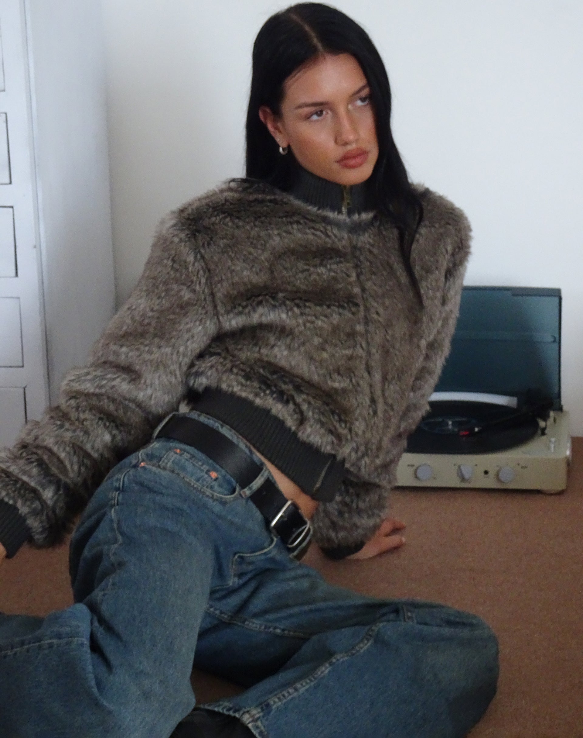 Image de la veste Lovina en fausse fourrure marron