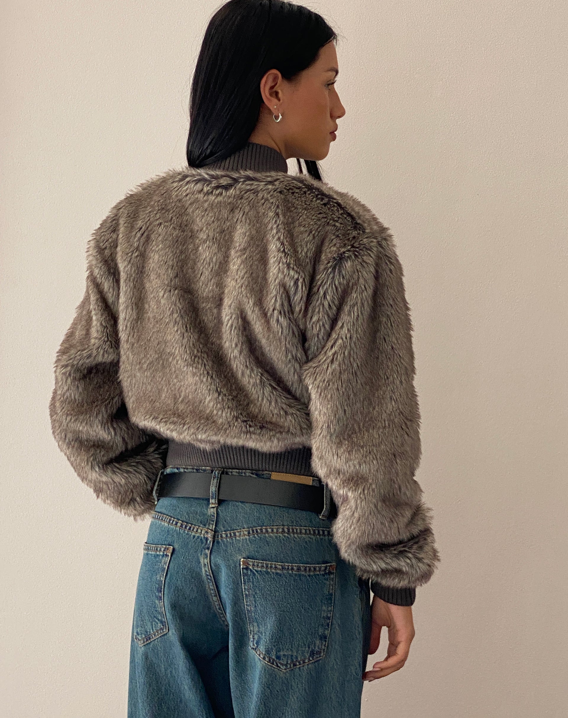 Image de la veste Lovina en fausse fourrure marron