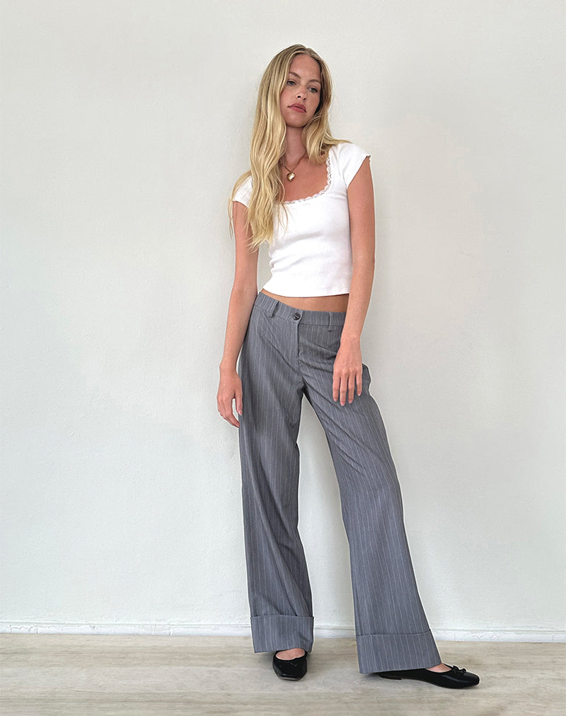 Abba Low Rise Trouser in Grey Pinstripe (Pantalon à taille basse Abba à rayures grises)