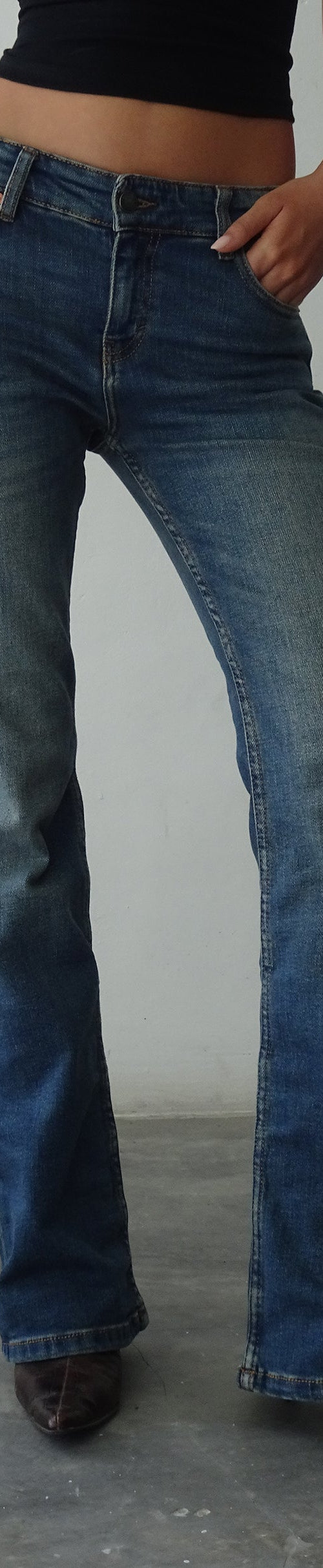 Image de Jeans Bootleg à taille basse en bleu moyen vintage