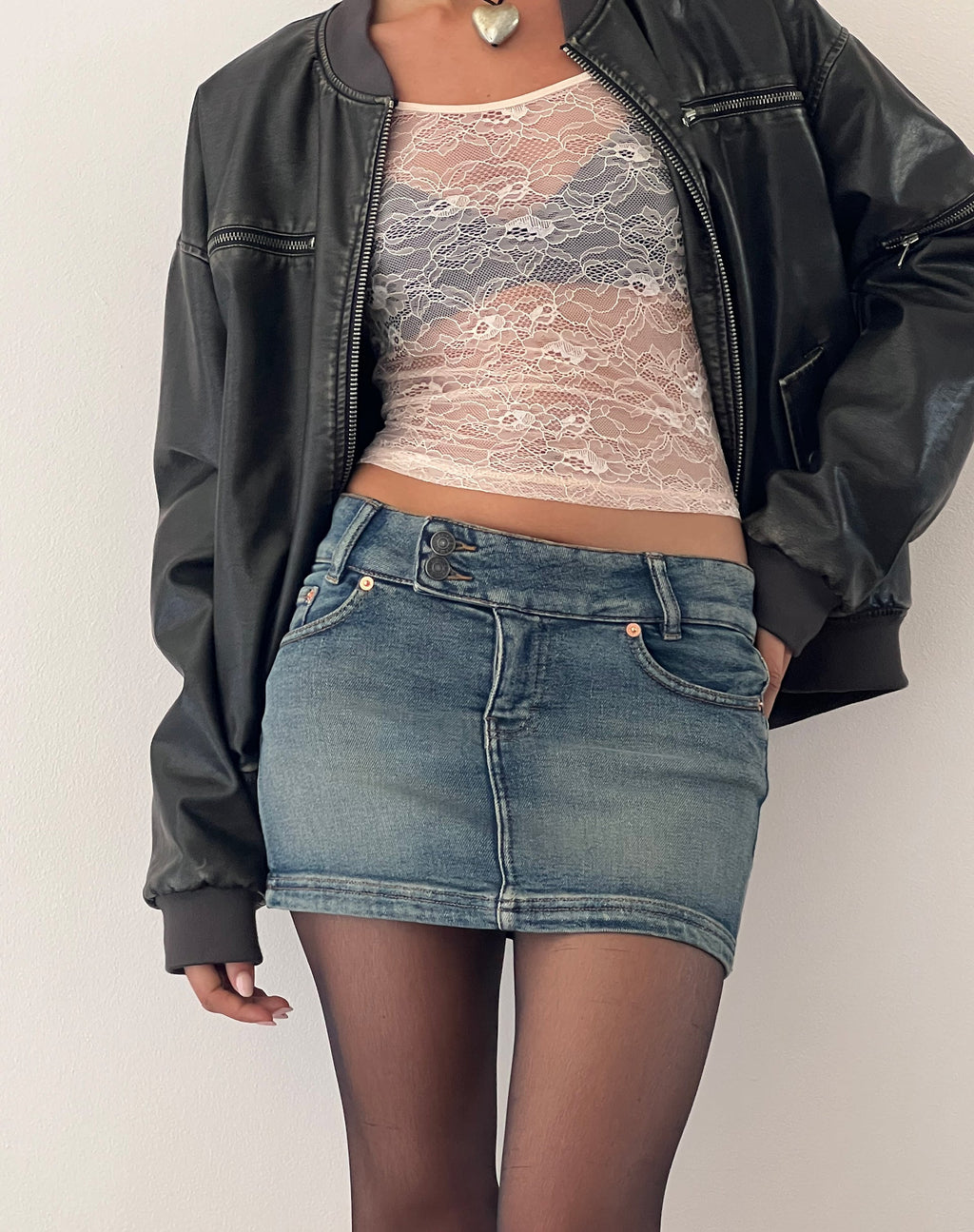 Minijupe en denim à taille basse, lavée au désert