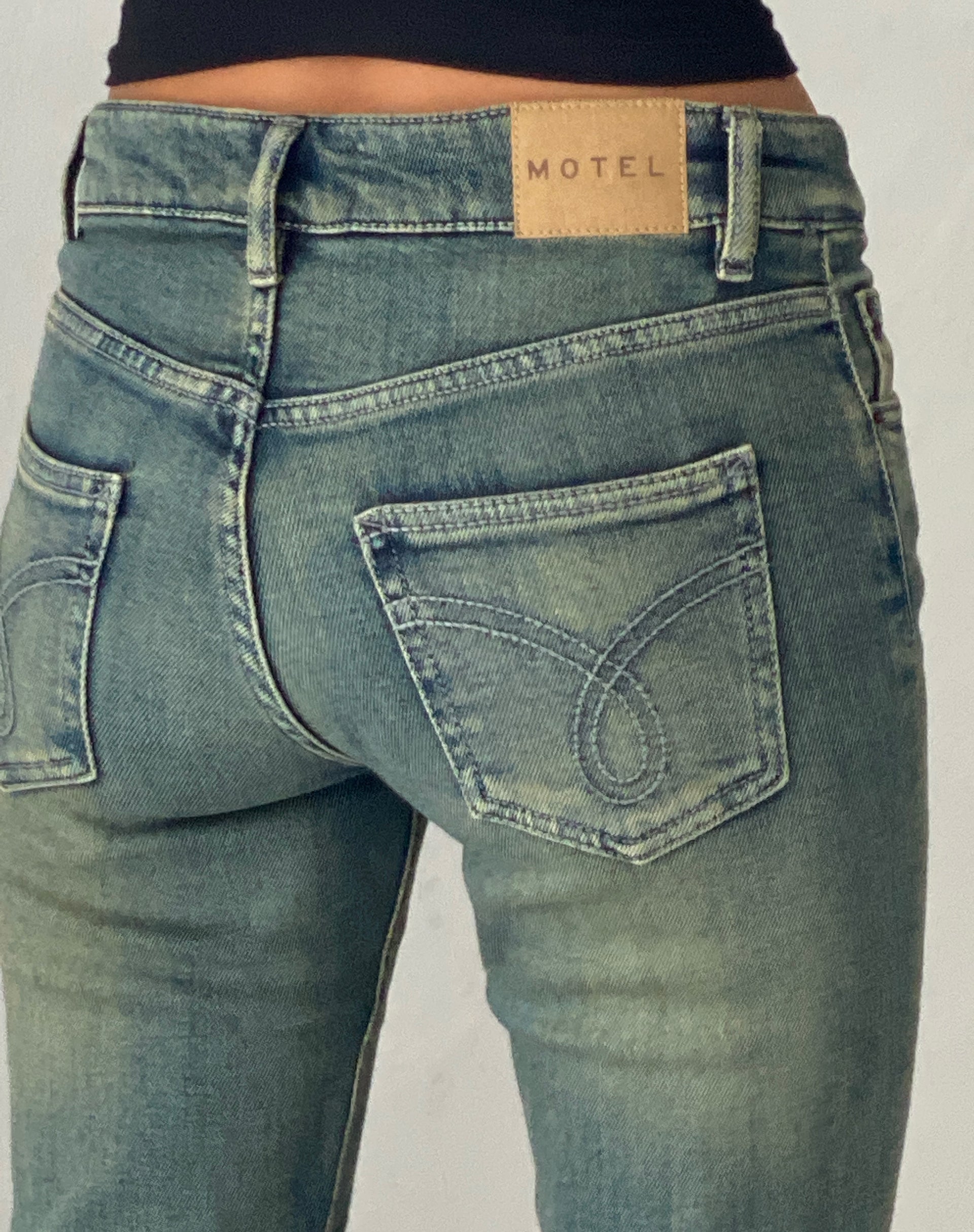 Image de Jeans évasés à taille basse, lavés en vert