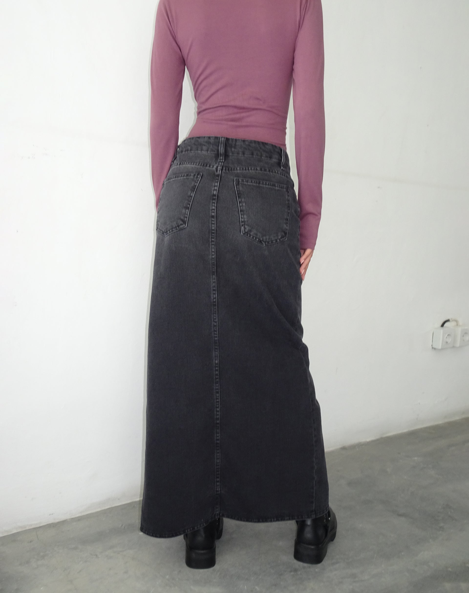Image de Jupe longue en denim à taille basse en noir vintage