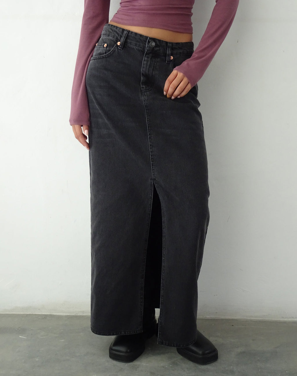 Jupe longue en denim à taille basse, noir vintage
