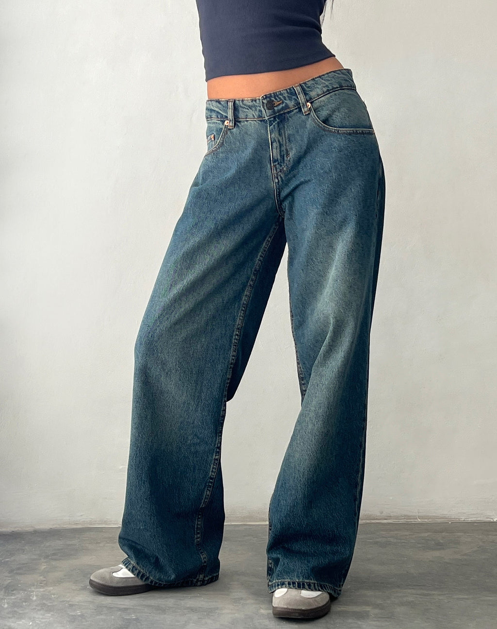Jean à taille basse extra-large Roomy en brun bleu acidulé