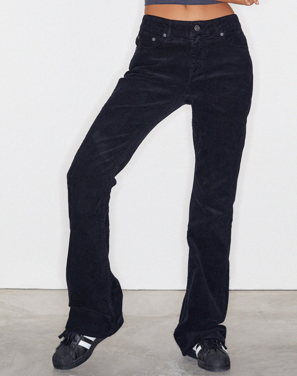 Jean Bootleg à taille basse en velours côtelé noir