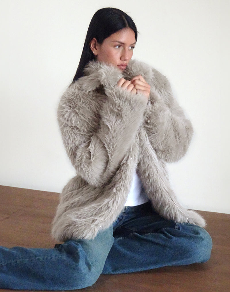 Image de la veste Lupita en fausse fourrure Taupe