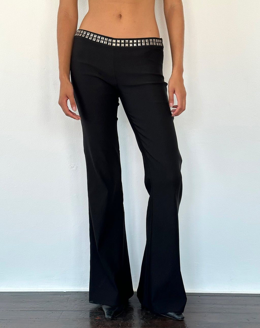 Pantalon évasé clouté Macias en noir Tailoring