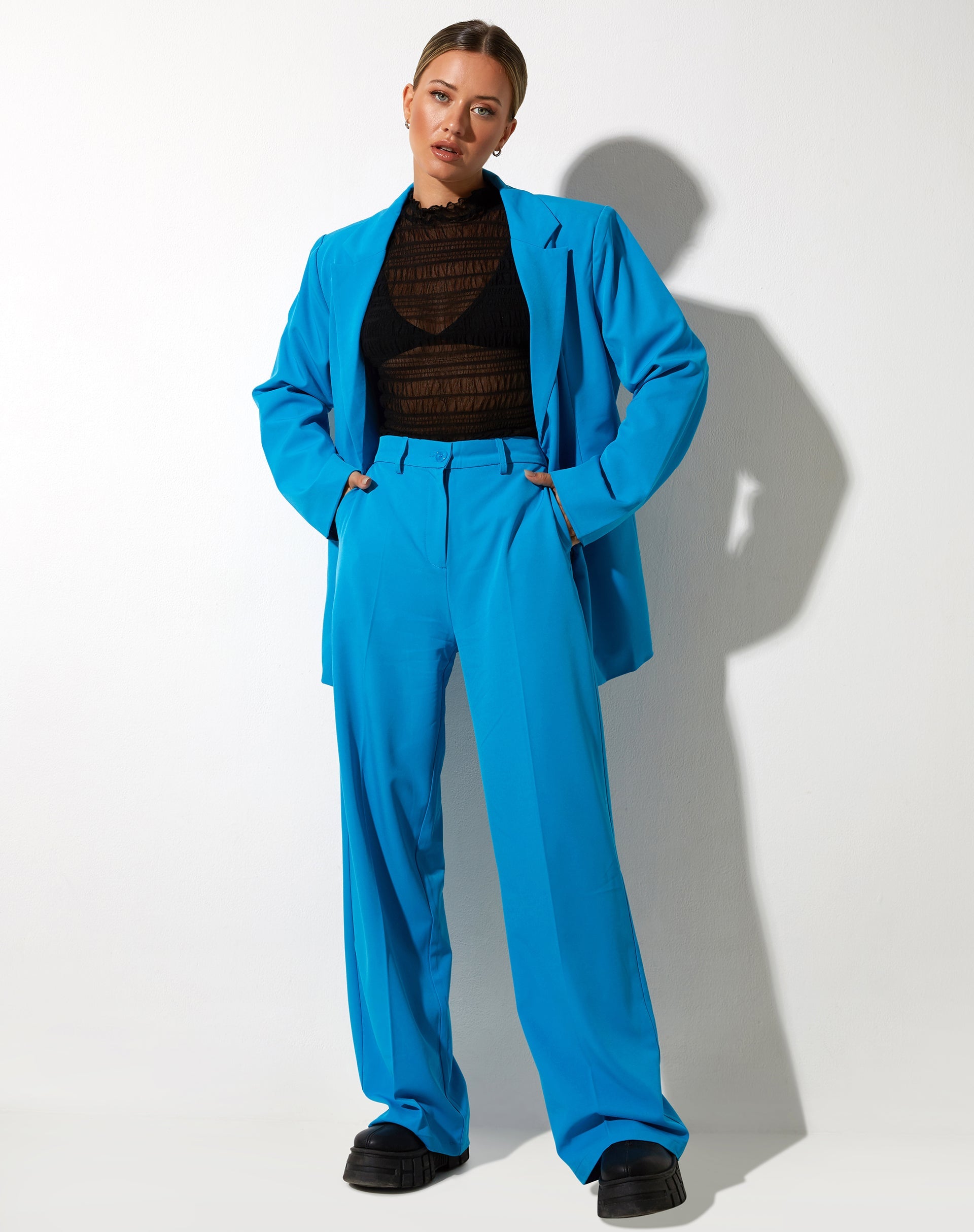 image du pantalon Abba en bleu tailleur
