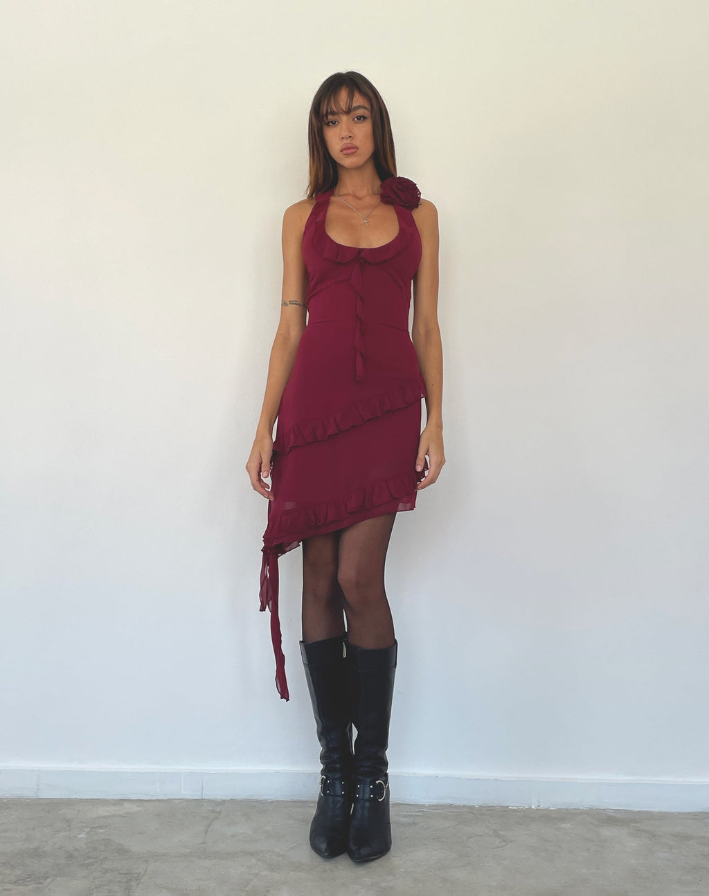 Margaret Ruffle Mini Dress in Plum Chiffon with Rosette (Mini robe à volants en mousseline de soie prune avec rosette)
