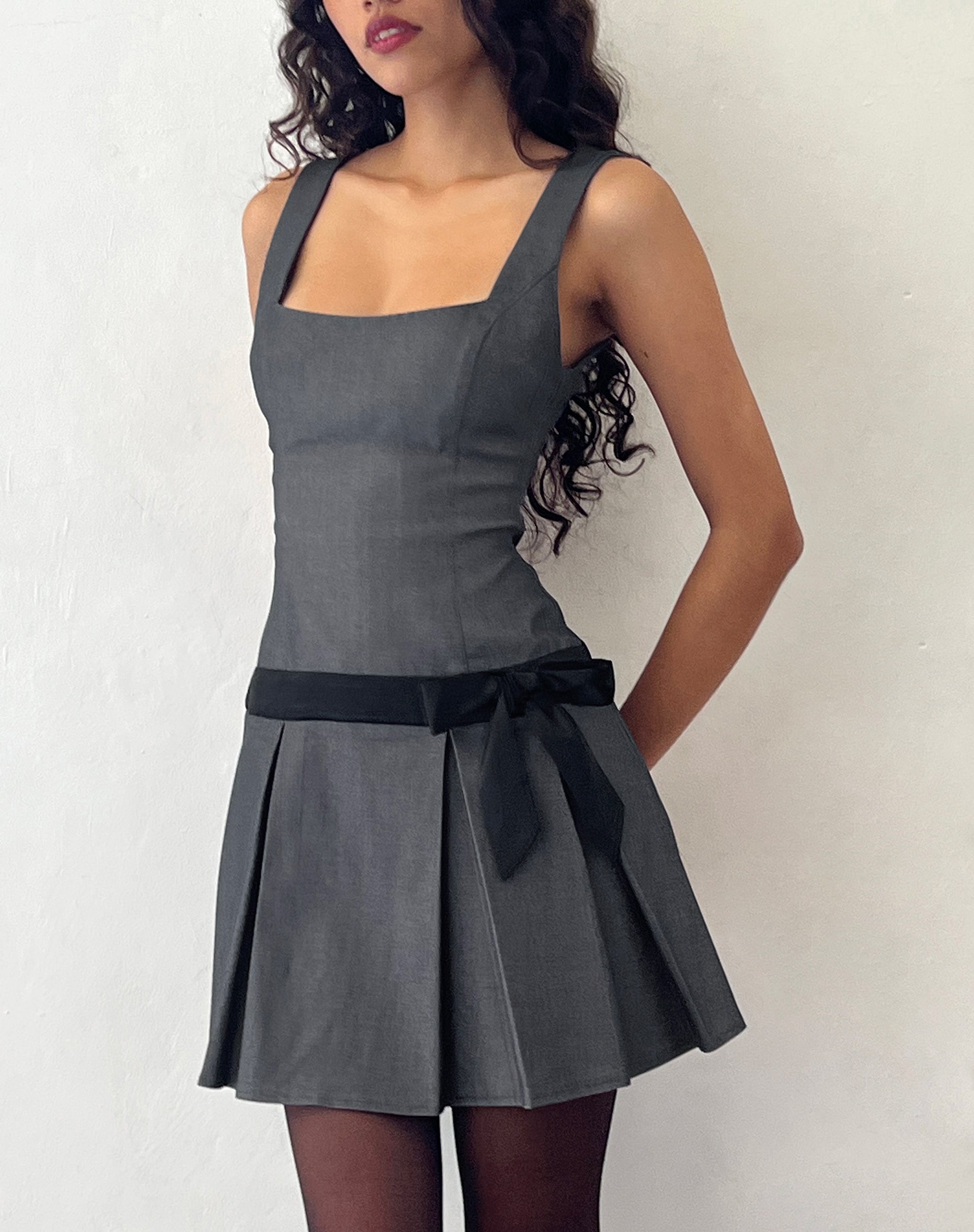 Image de la mini robe plissée Michelia en gris