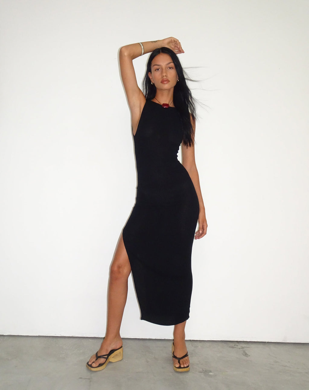 Minyo Racer Neck Maxi Dress in Crinkle Black (Robe longue à encolure ras du cou)