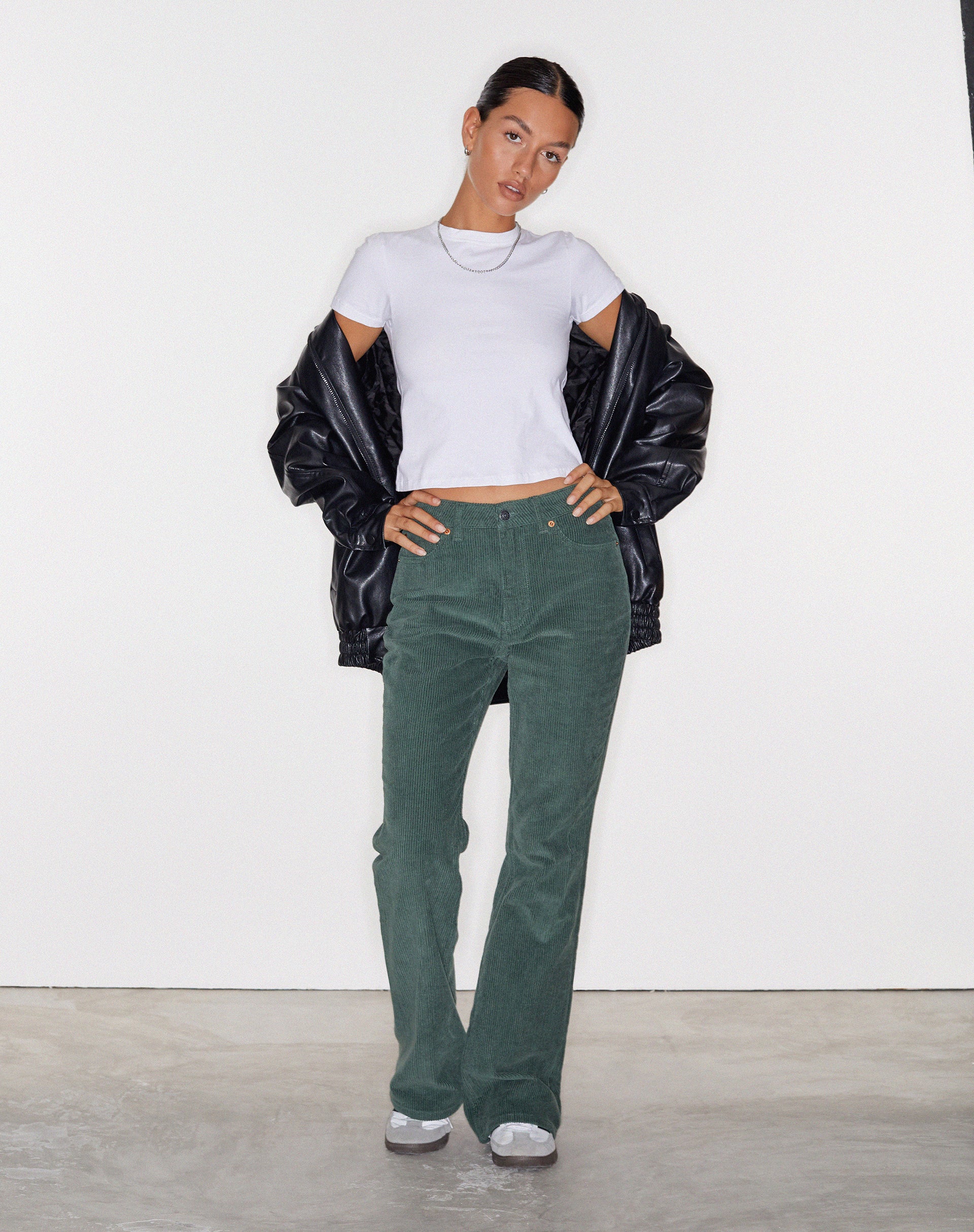 Image de MOTEL X OLIVIA NEILL Jeans Bootleg en Cord Green