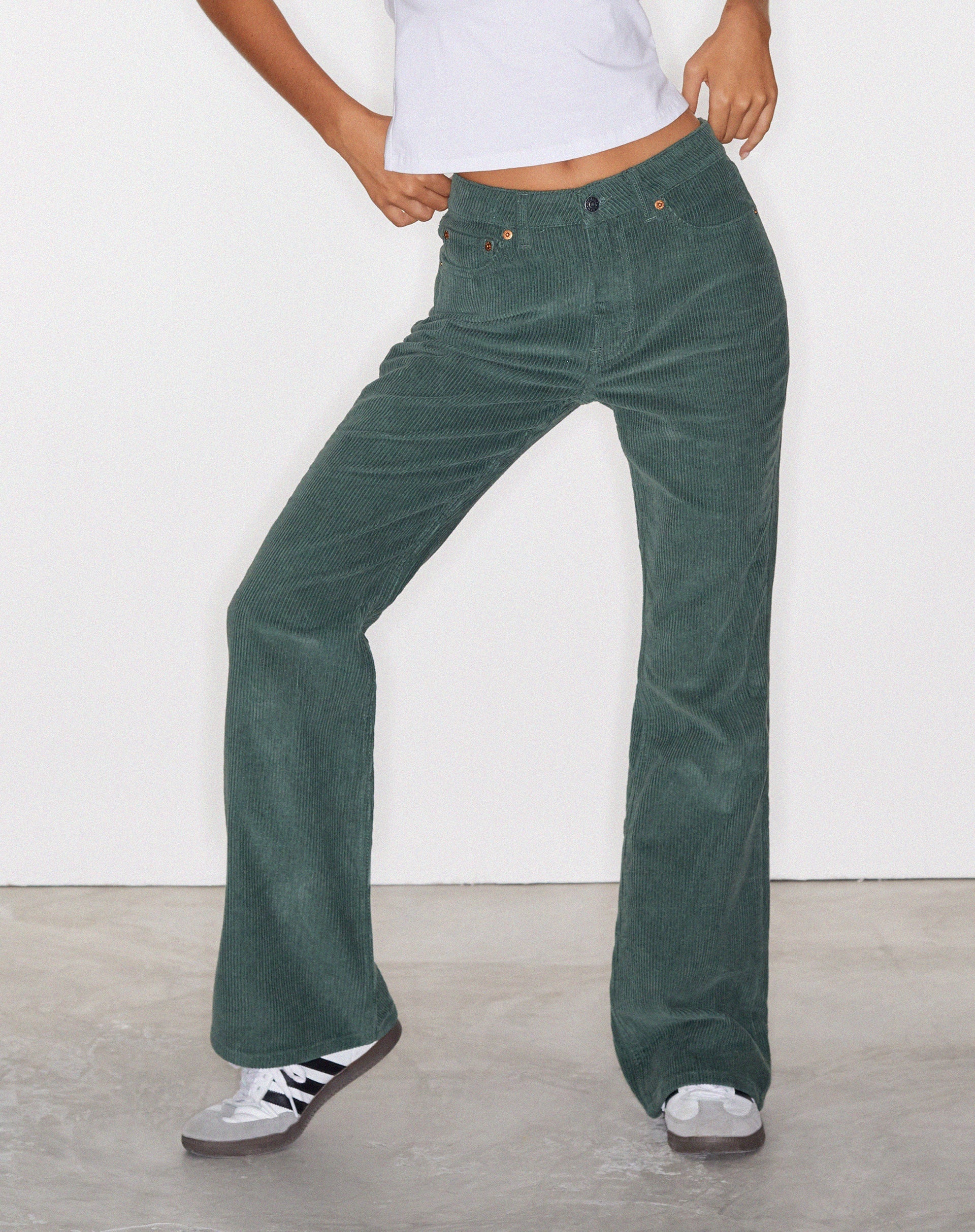 Image de MOTEL X OLIVIA NEILL Jeans Bootleg en Cord Green