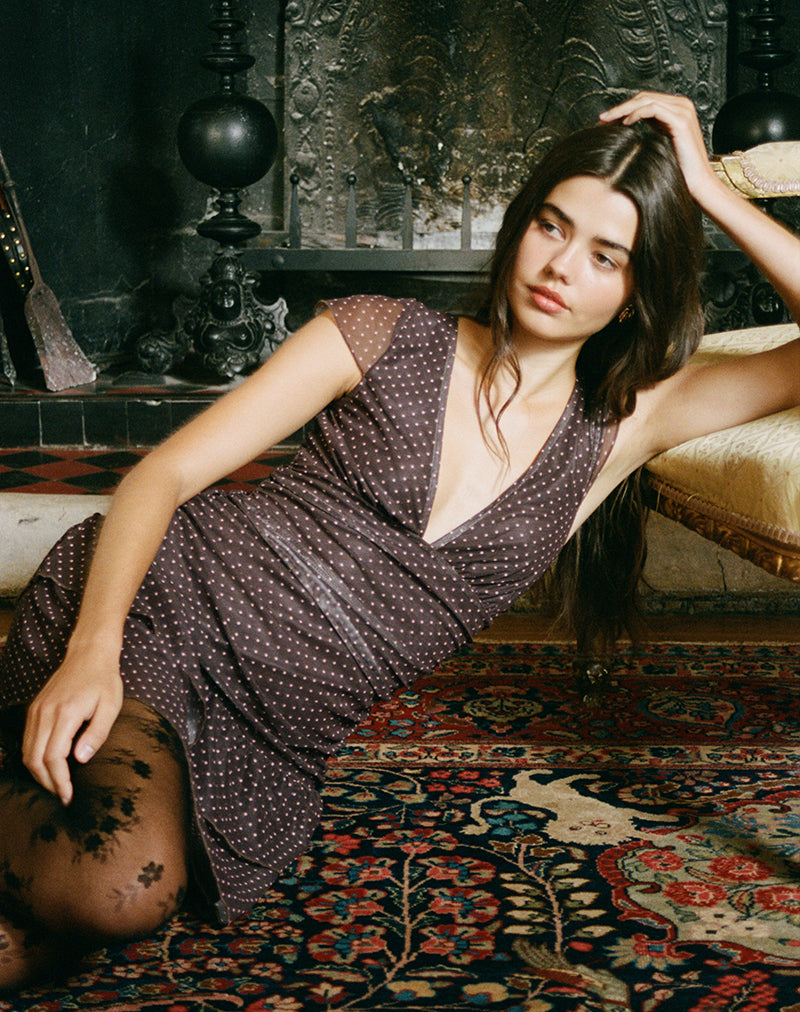 Mowgli Cap Sleeve Mini Dress in Brown with Micro Polka Pink Print (Mini robe à manches courtes Mowgli en marron avec imprimé micro-polka rose)