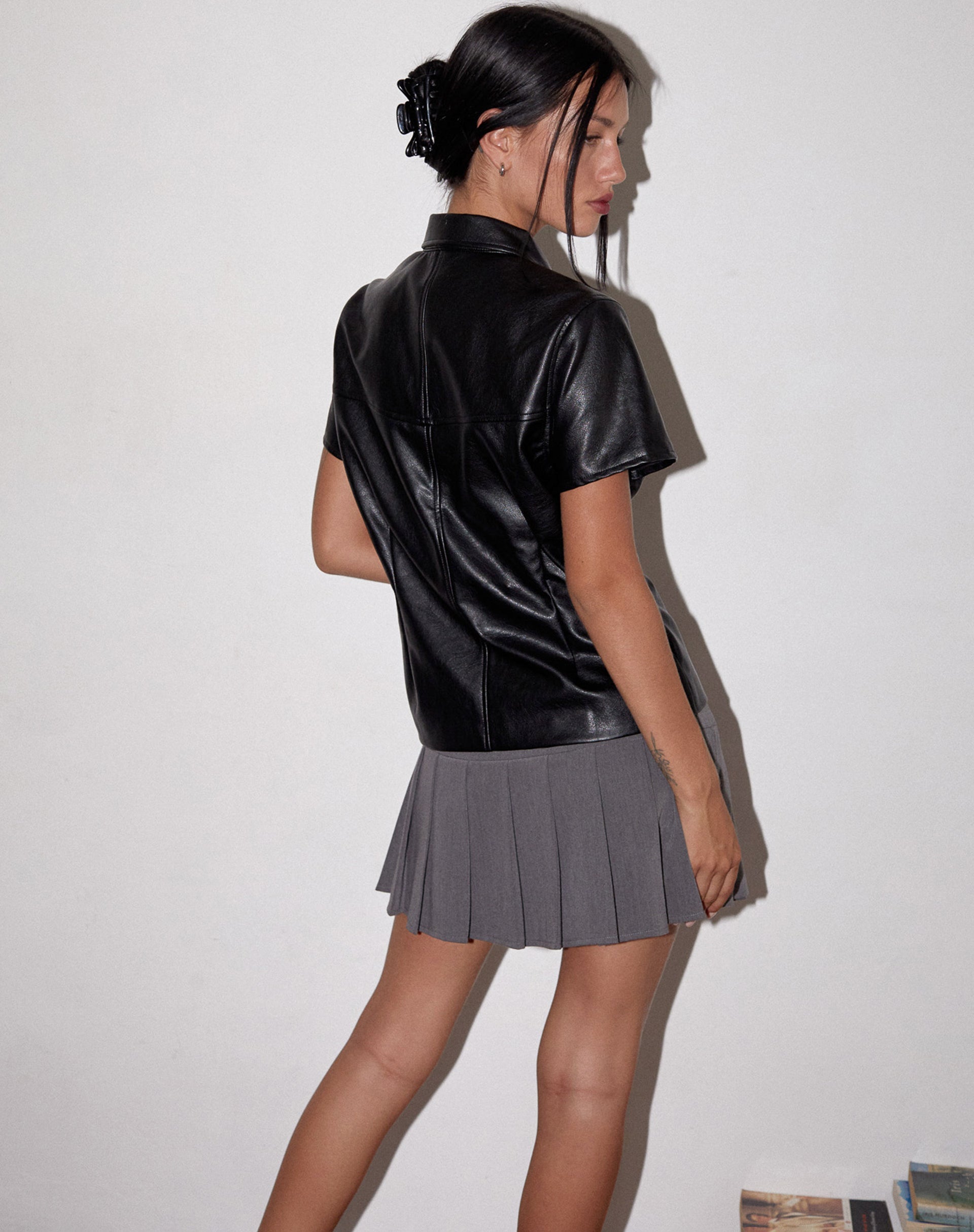 Image de Mulan Chemise à manches courtes en PU noir