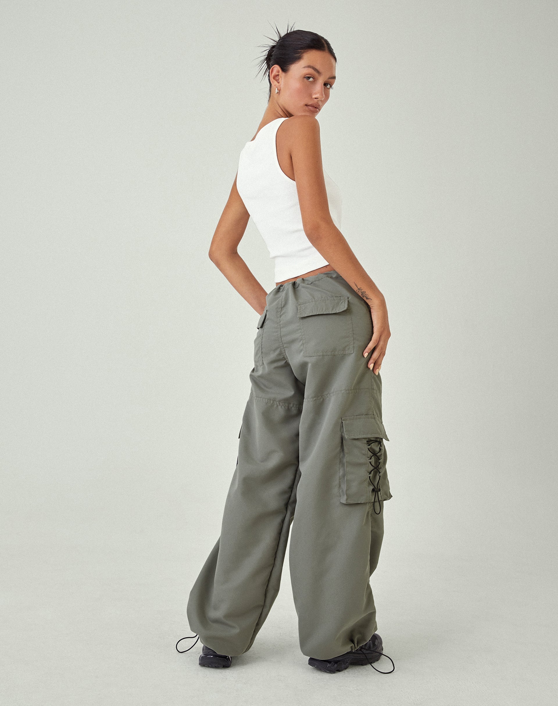 Image de marque de MOTEL X JACQUIE Fabio Pantalon cargo à jambes larges en gris