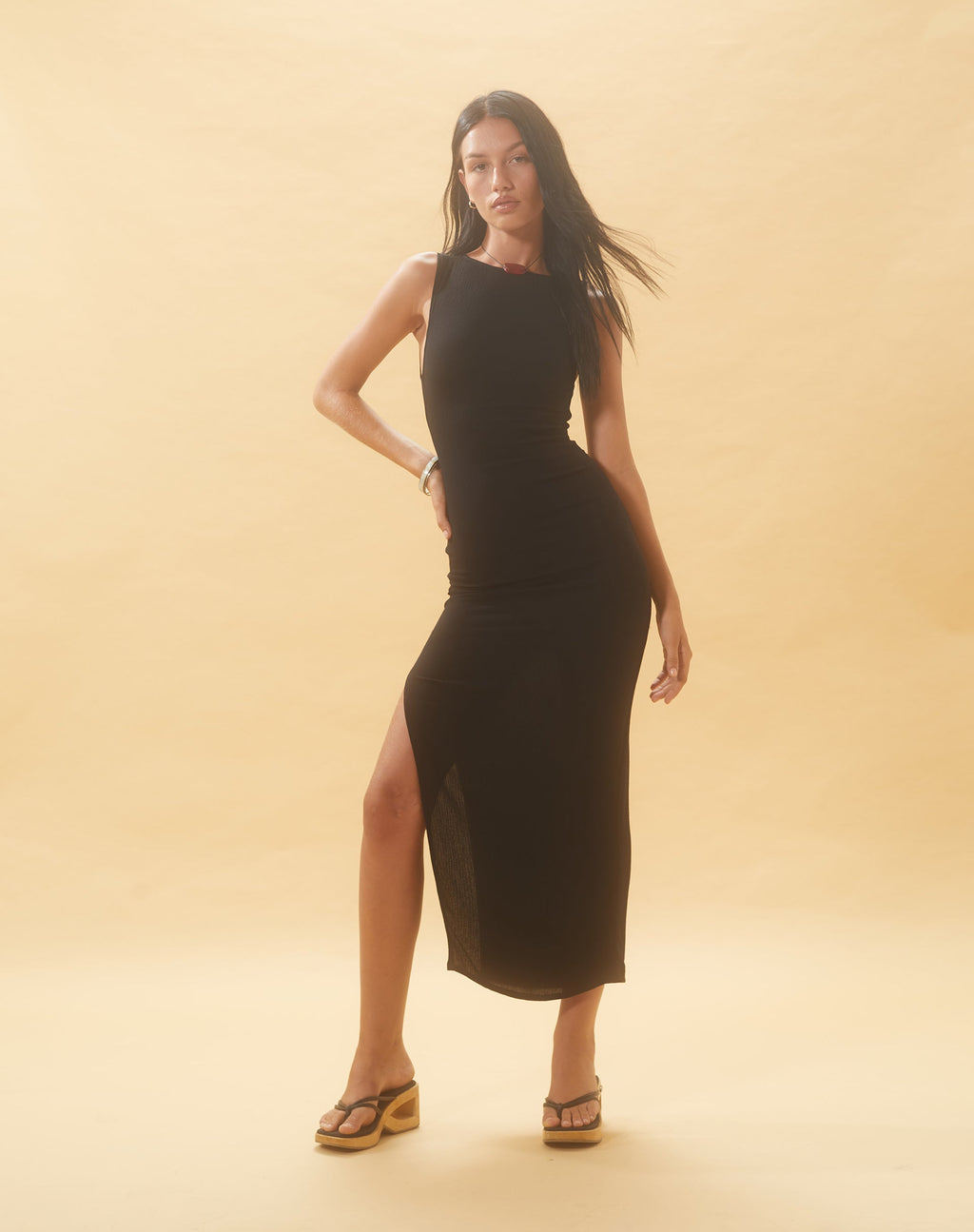 Minyo Racer Neck Maxi Dress in Crinkle Black (Robe longue à encolure ras du cou)