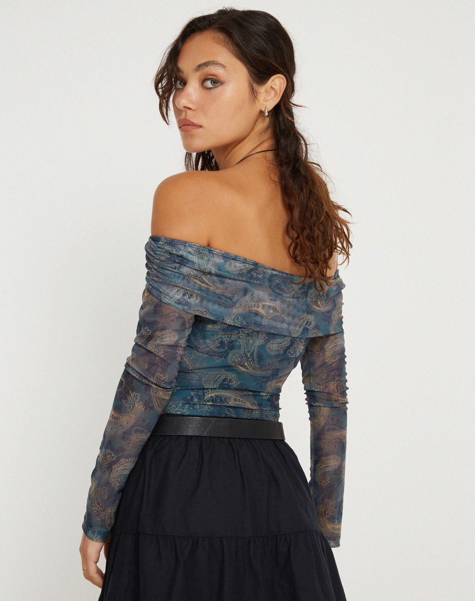 IMAGE DE Nagini Long Sleeve bardot Top in Blue Paisley