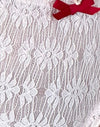 Rose bébé avec dentelle rouge et nœud