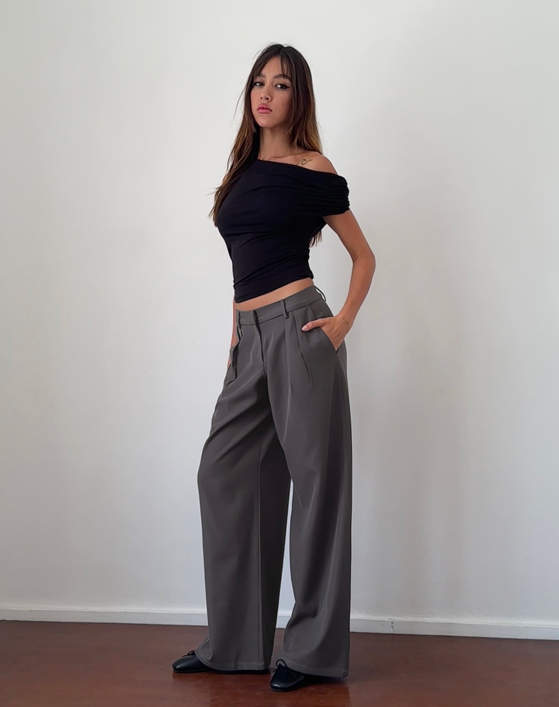Image de Nailaka Low Rise Wide Leg Tailored Trouser in Dark Charcoal