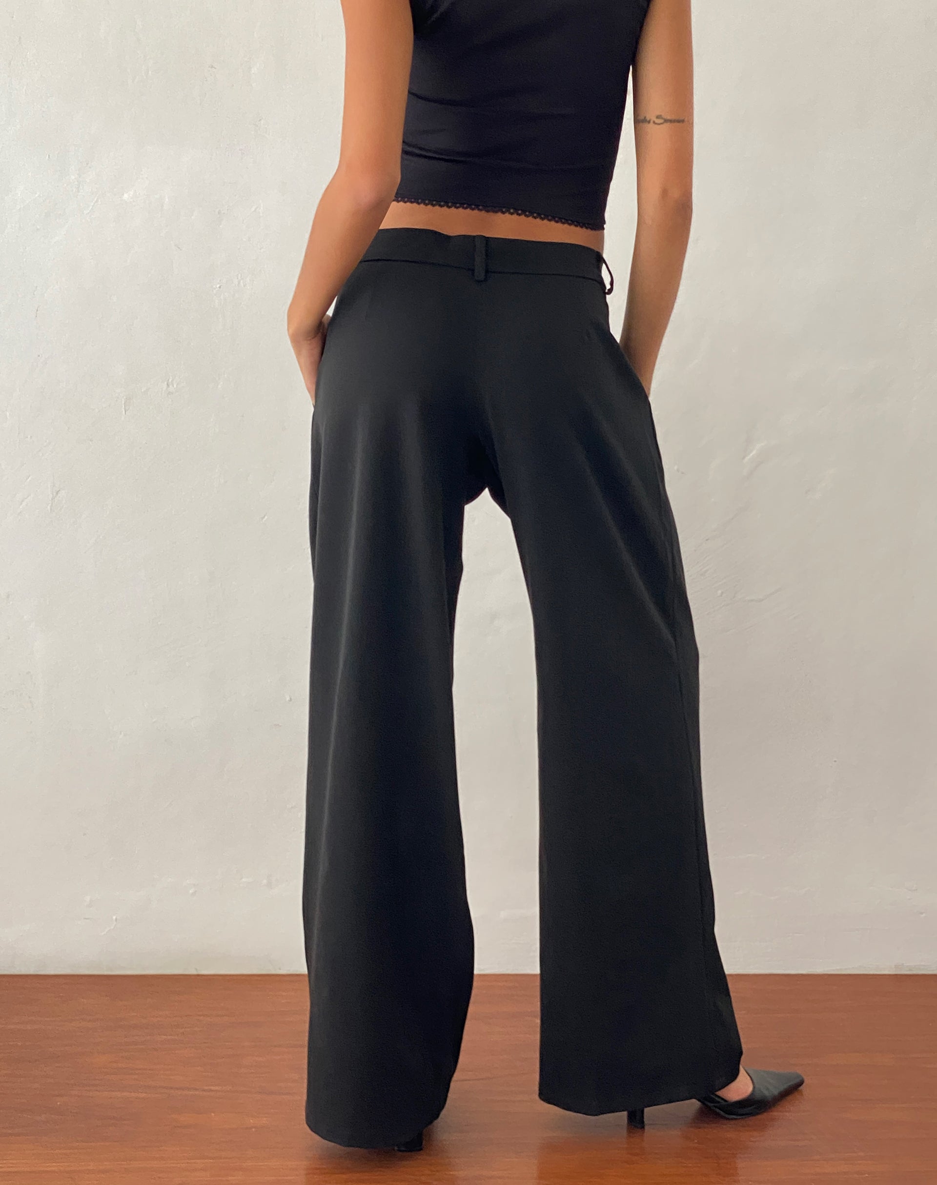 Image de Nailaka Low Rise Wide Leg Tailored Trouser in Black