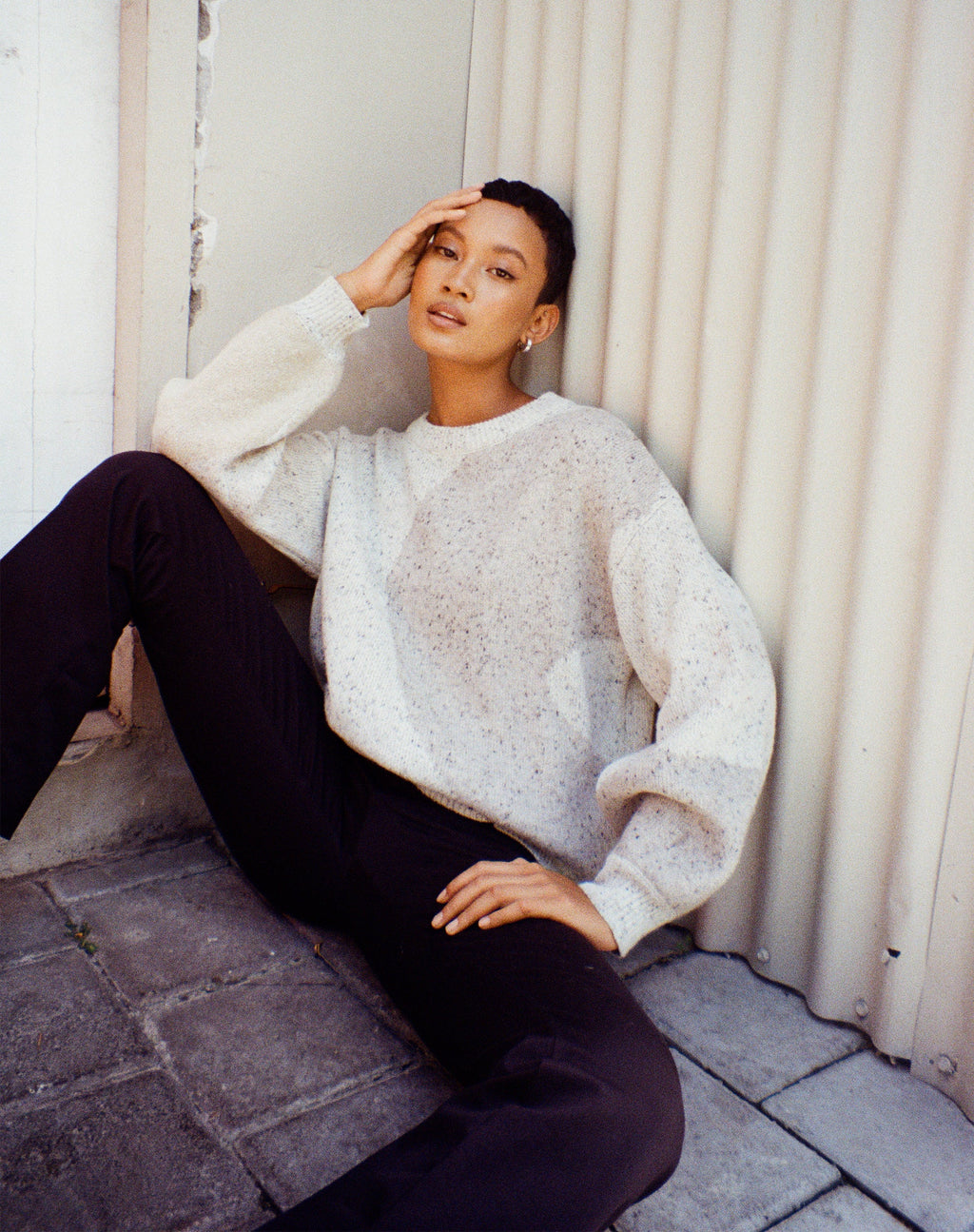 Pull Namari dans un motif abstrait