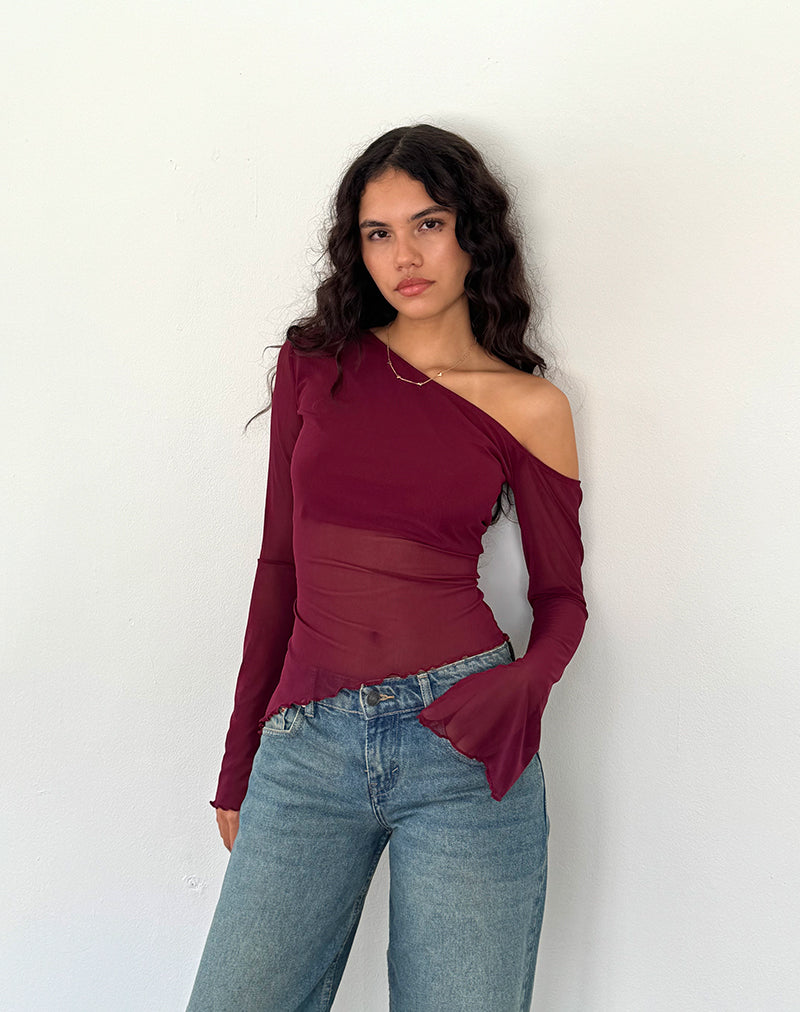 Narcissa Asymmetric Long Sleeve Top in Maroon (Top à manches longues asymétriques)