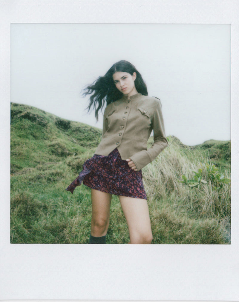 Mini-jupe Naru en mousseline à motifs floraux dispersés, noire et rouge