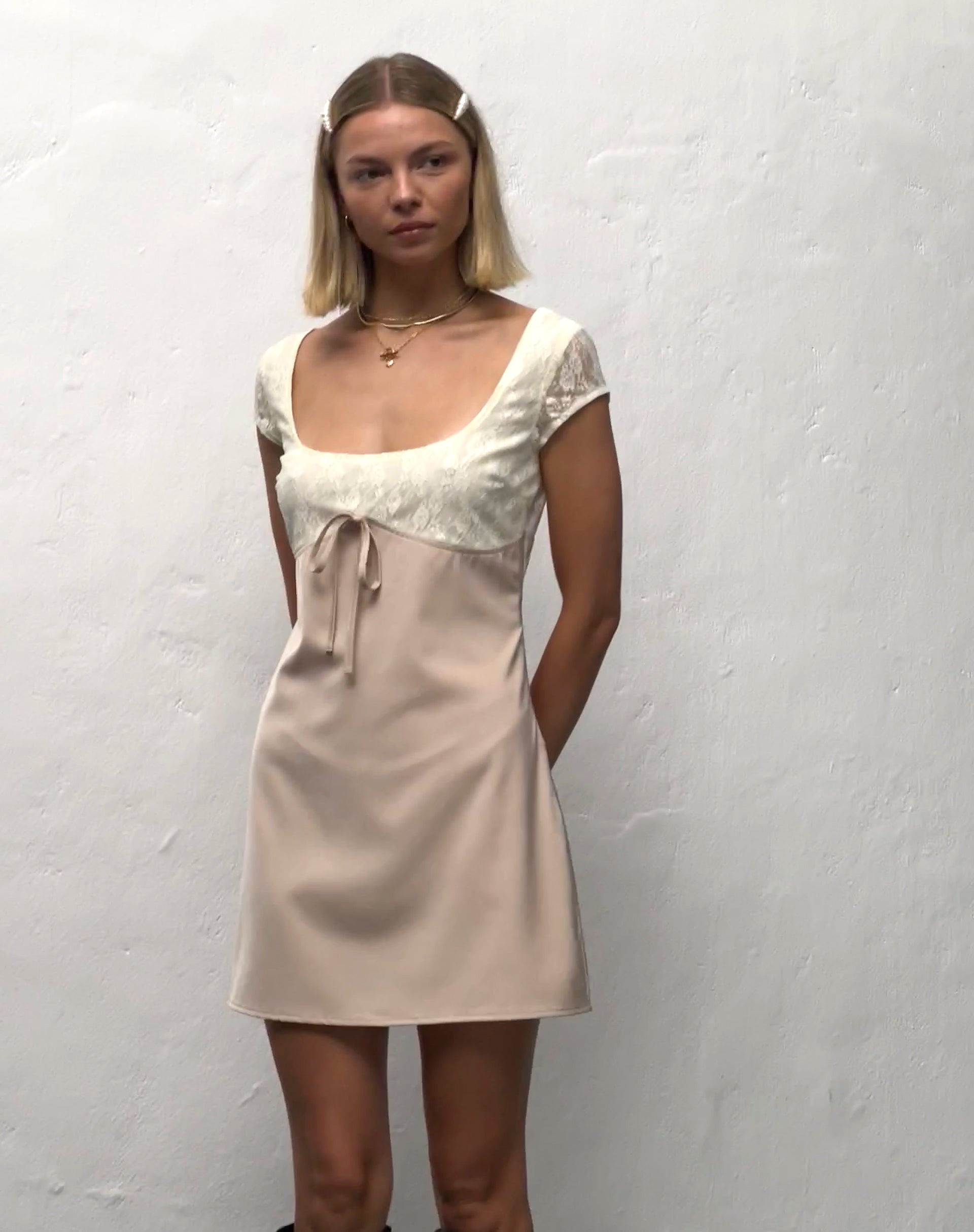 Image de la mini robe en satin de Nauli, crème au beurre
