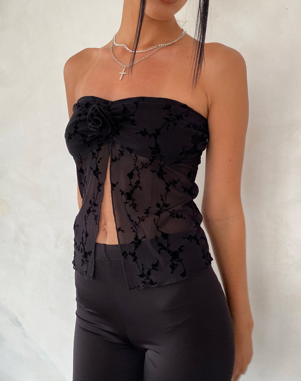 Nicola Butterfly Top in Vine Flower Black (Top papillon Nicola à fleurs de vigne)
