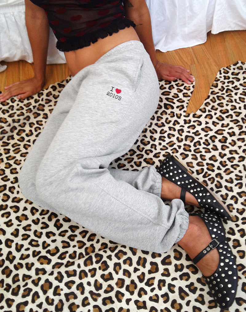 Image de Emiko Oversized Joggers en Grey Marl avec l'imprimé I Love 2010's