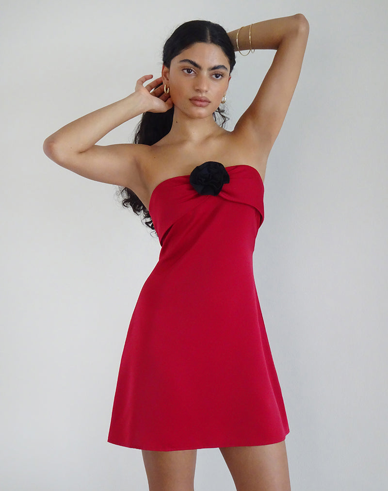 Robe Ninivala en rouge avec rosette noire