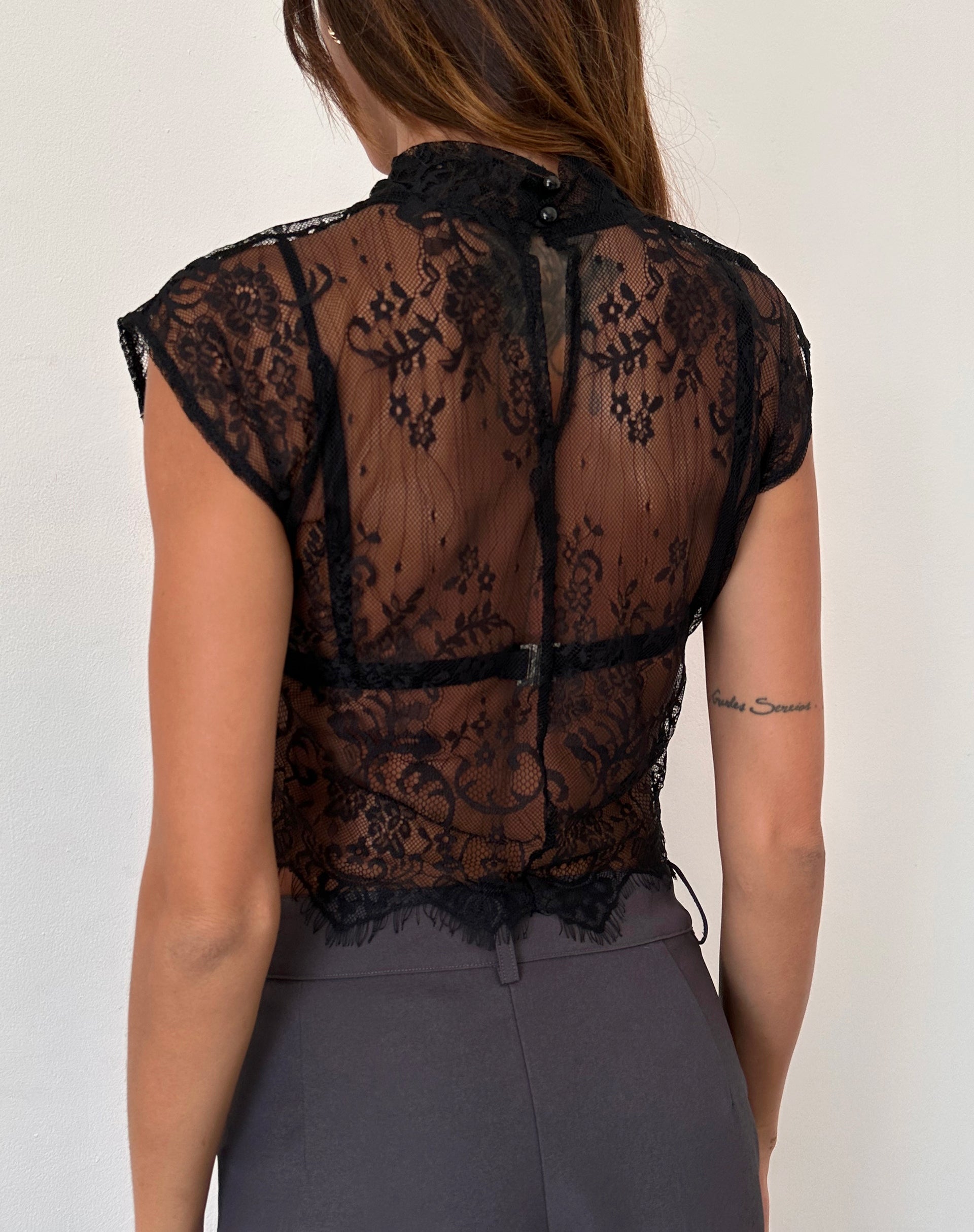 Image de Nioly Unlined Top in Black Eyelash Lace