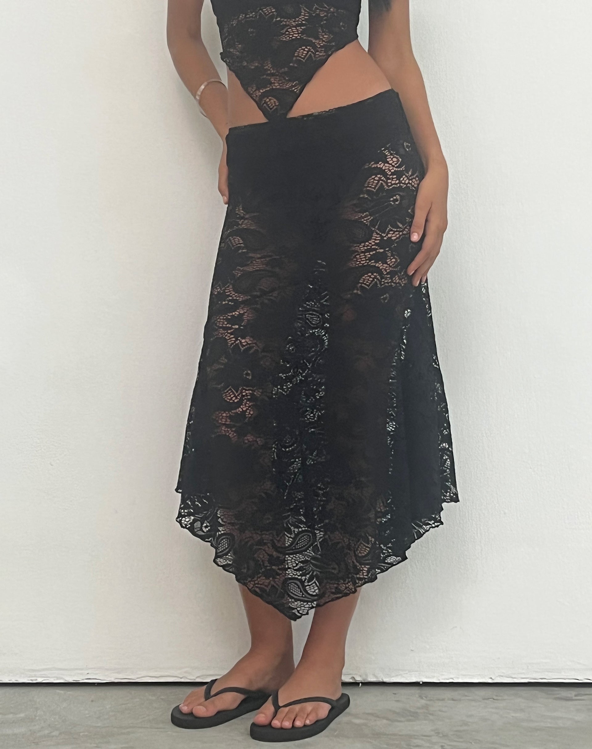 Image de Vana Jupe midi en dentelle à ourlet cascade, noir de jais