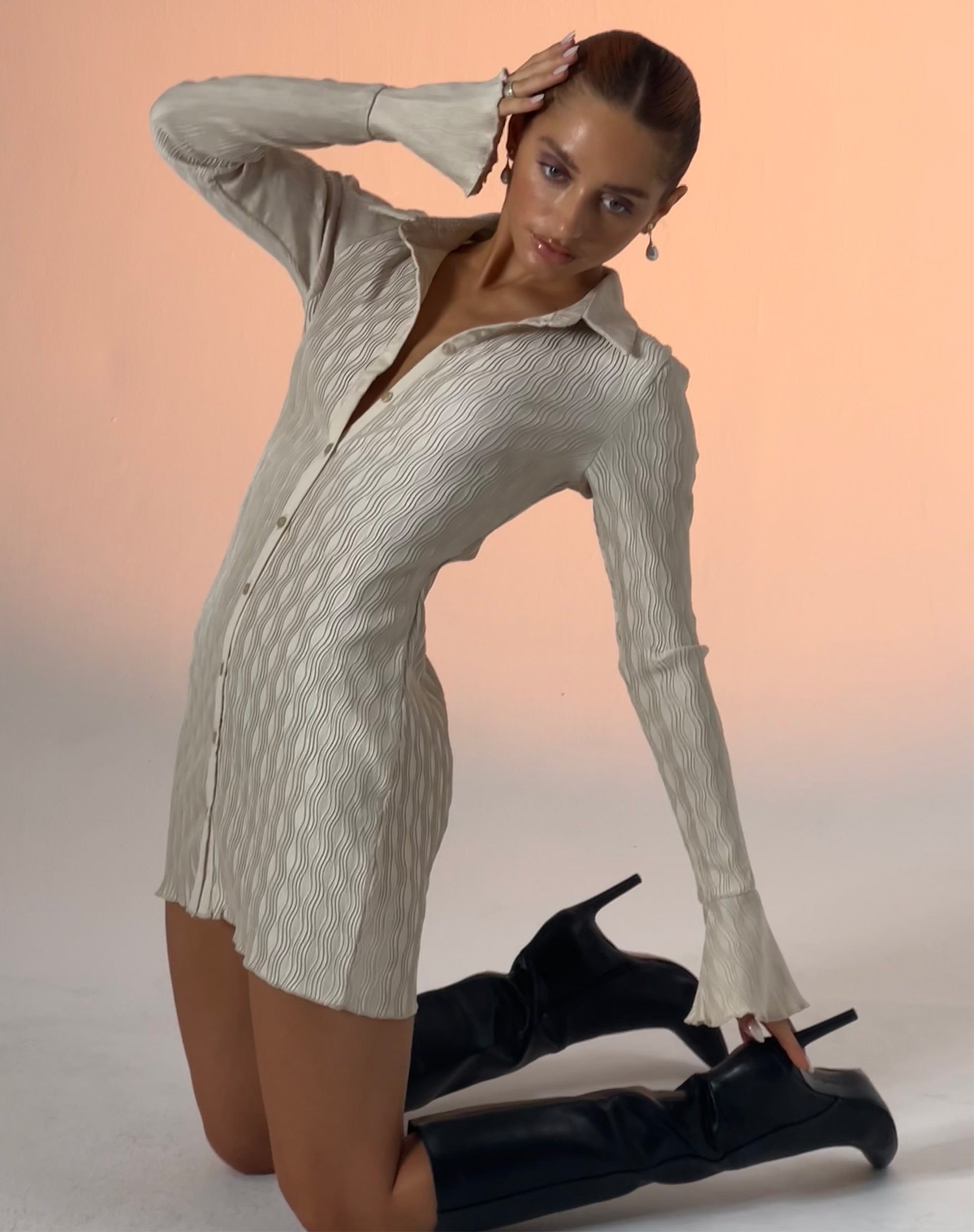 Image de Mini robe boutonnée Nitara en beige froissé