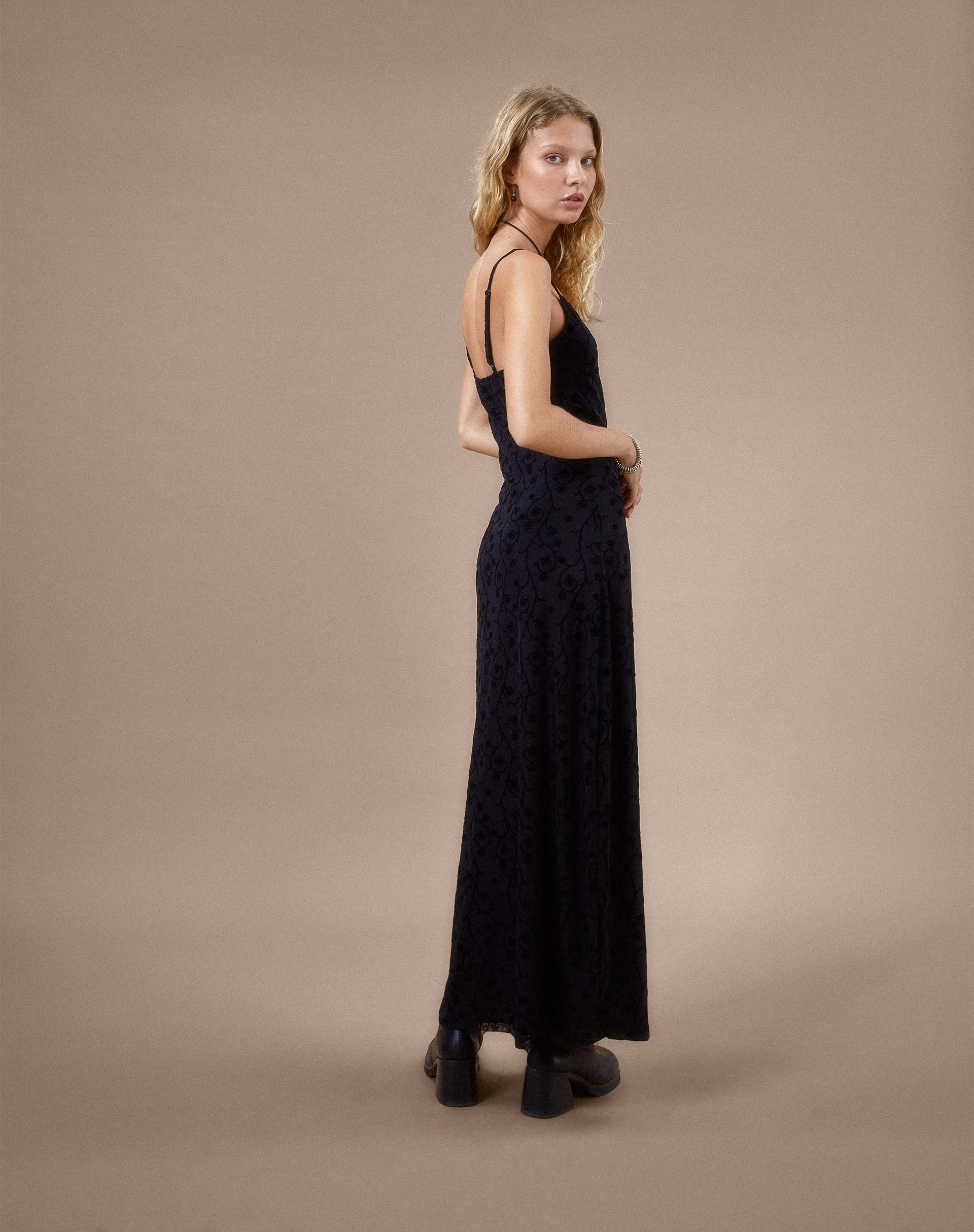 image de Nodu Maxi Dress in Black Dainty Floral Flock