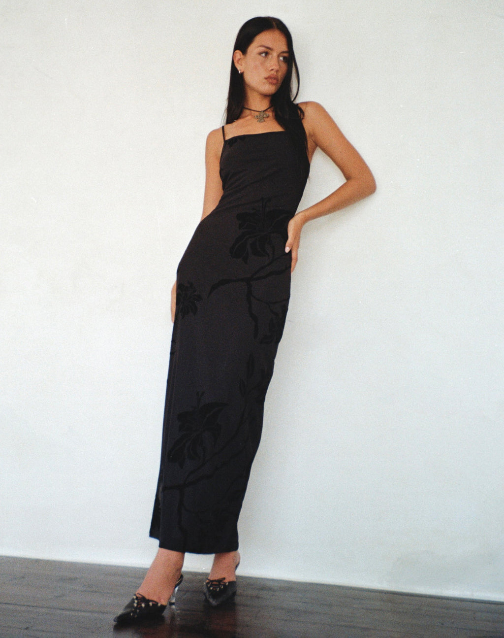 Nodu Maxi Dress in Orchids Flock Black (Robe longue en flocons d'orchidées)
