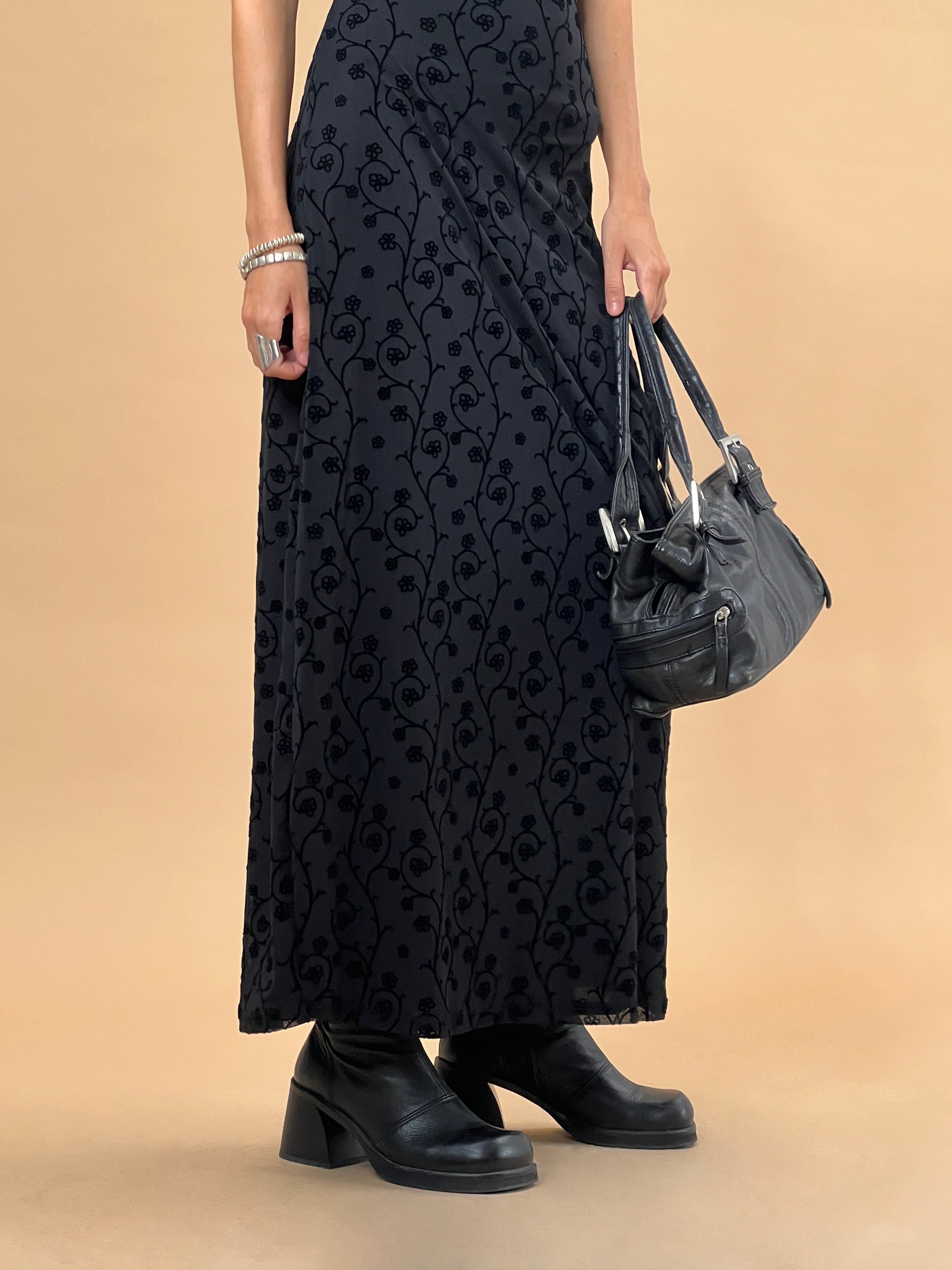 image de Nodu Maxi Dress in Black Dainty Floral Flock