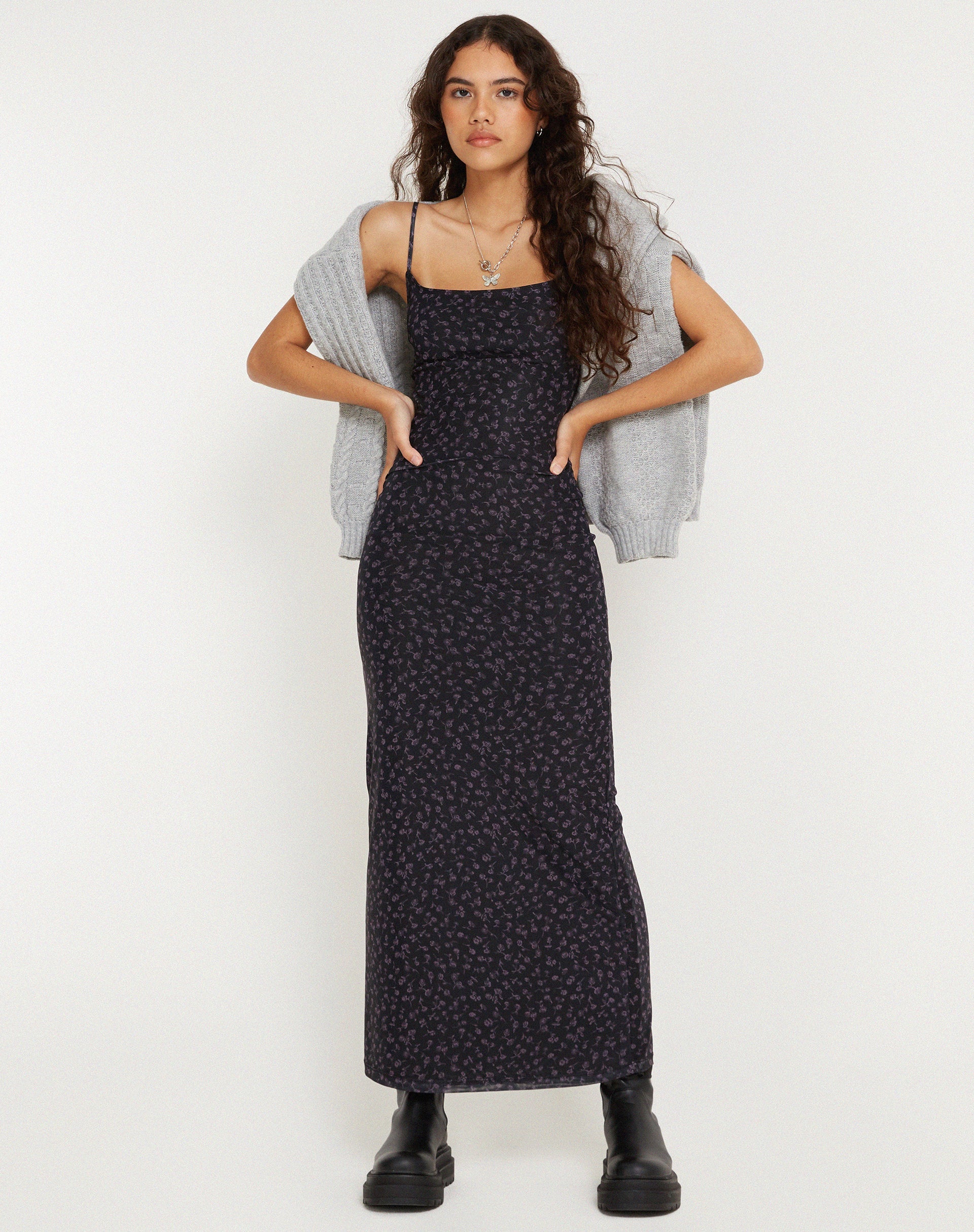 image de Norila Maxi Dress in Dark Ditsy Rose Black