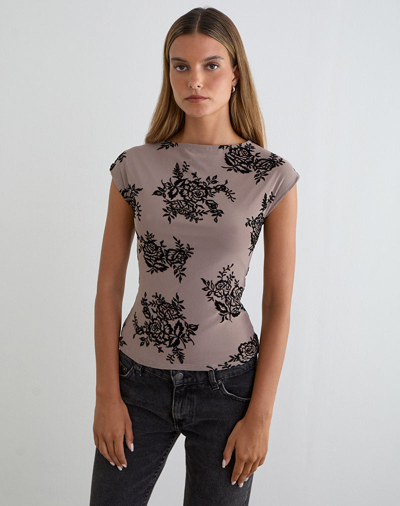 Image du modèle Nova Top en gris taupe avec motif floral floqué audacieux