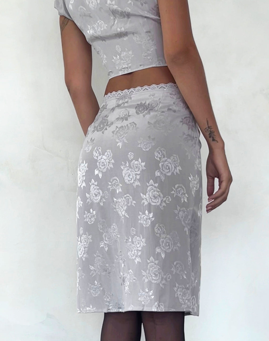 Jupe midi Piyeto en satin rose gris argenté