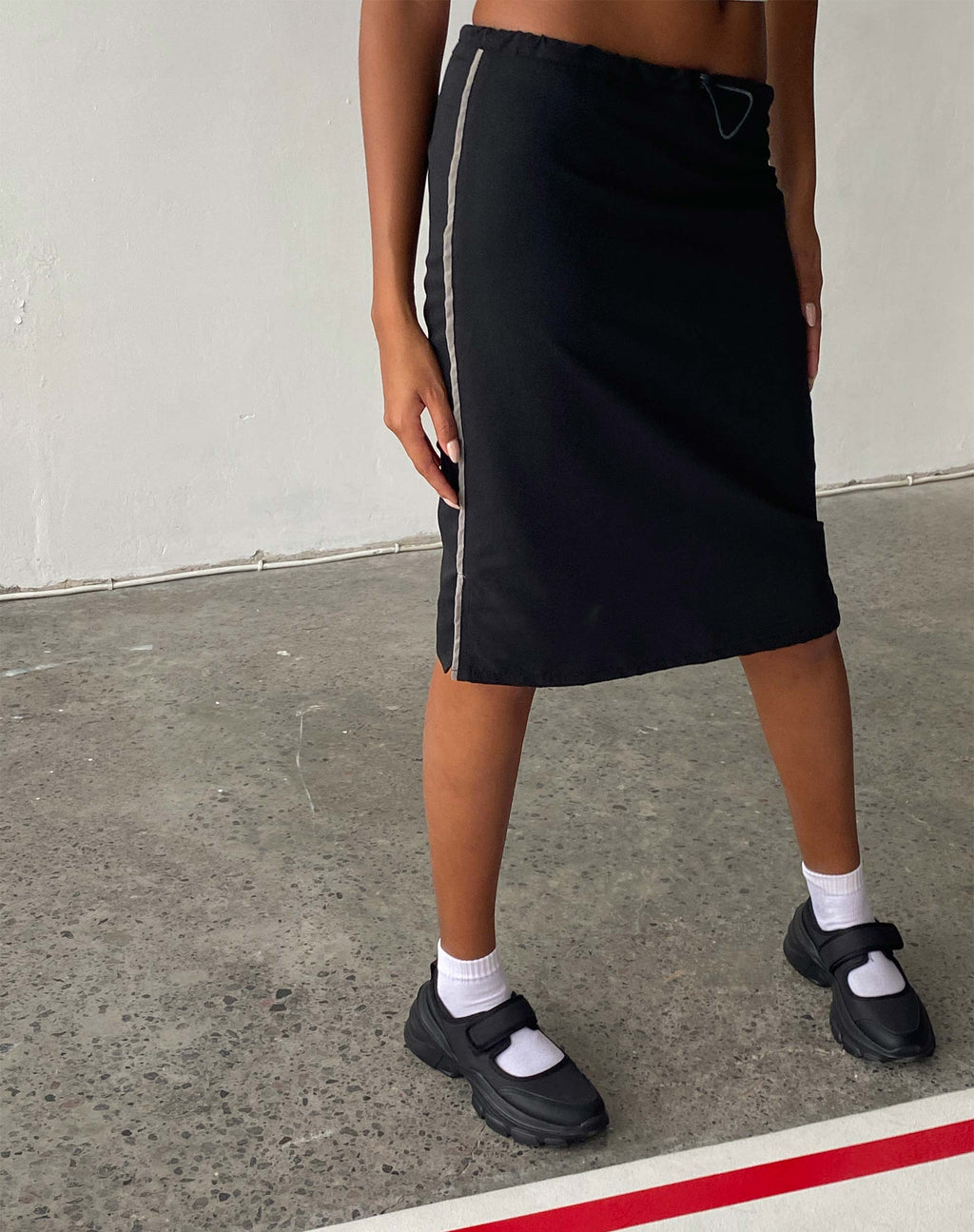 Ashlyn Cargo Midi Skirt, noir et rayures blanches