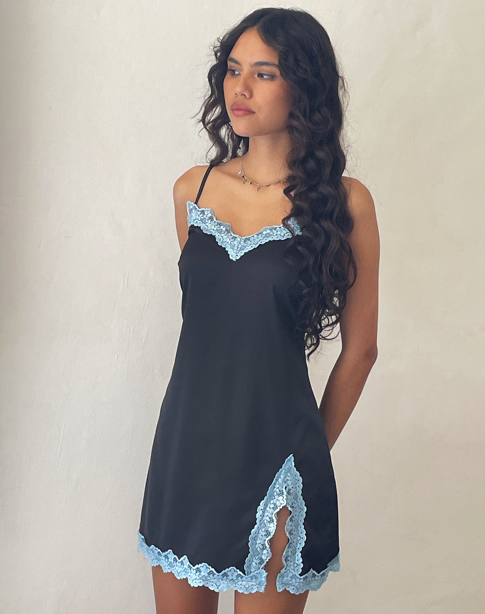 Image de Oming Mini robe en noir avec dentelle bleue