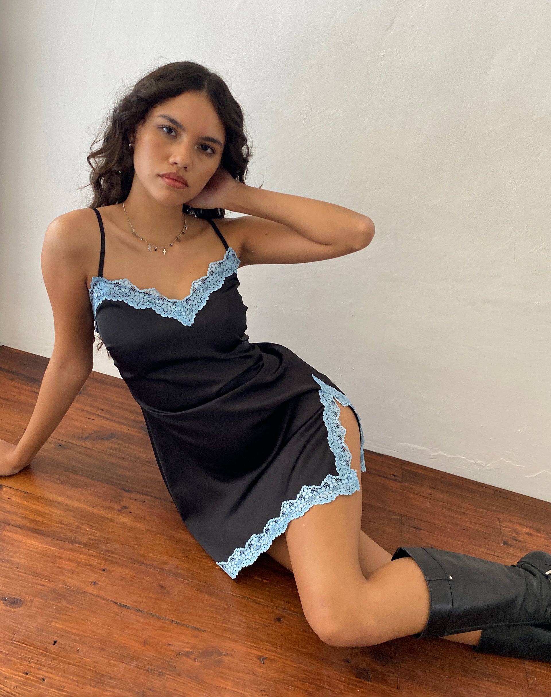 Image de Oming Mini robe en noir avec dentelle bleue